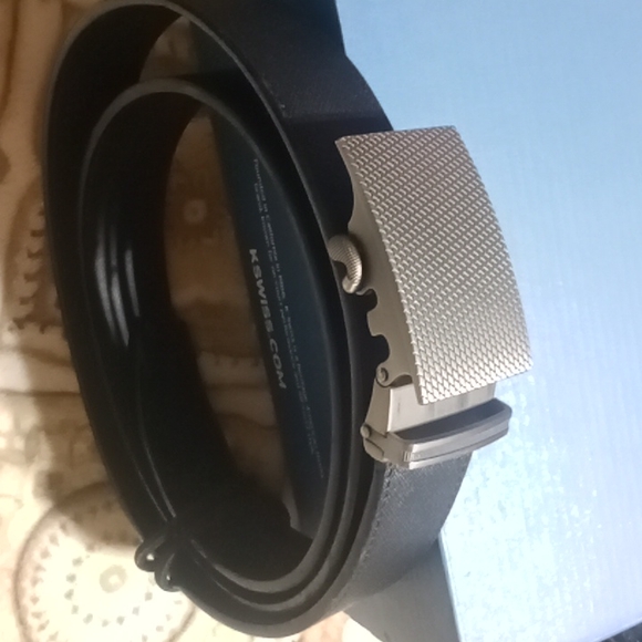 One pair of 9.5 brand new never worn kswiss sneakers - Picture 4 of 4